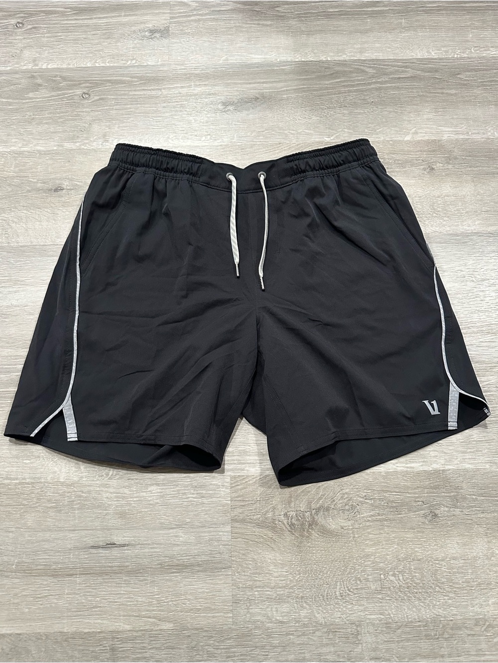 A63 NWOT Vuori Trail Shorts Mens S Small Black 6" Inseam Running Lined